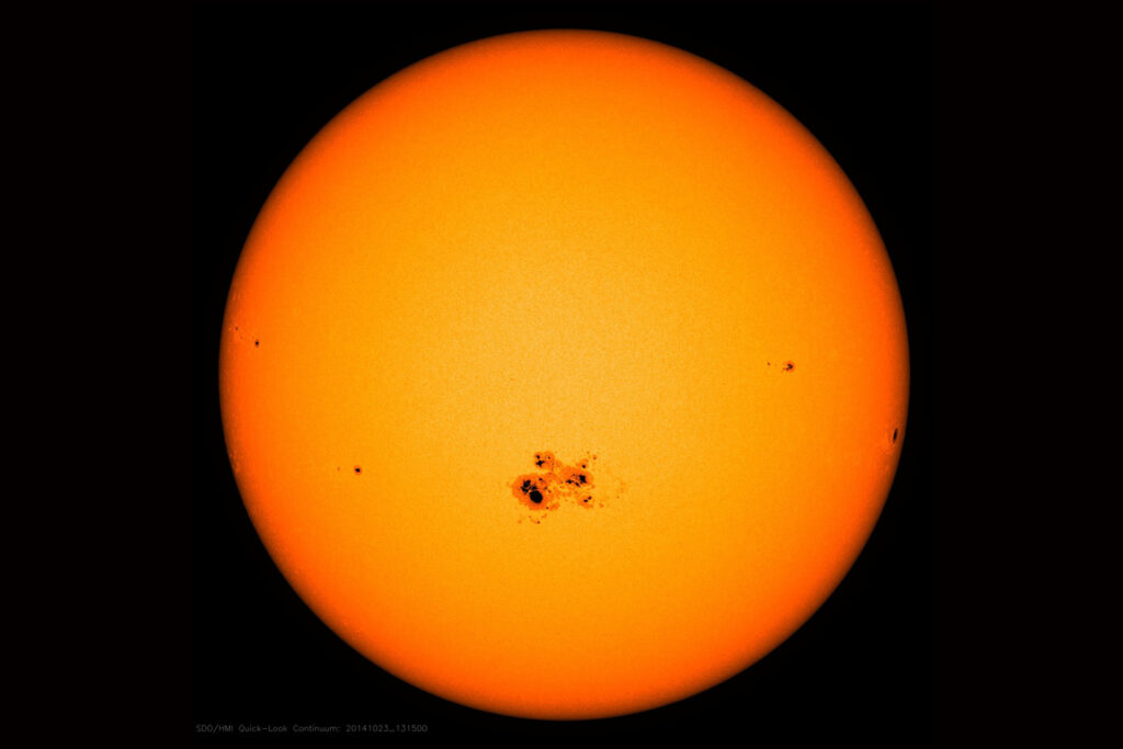 Sonnenflecken sind Regionen besonders starker magnetischer Aktivität. Ihre Zahl schwankt im rund elfjährigen Sonnenzyklus und hilft Astronomen, die Sonnenaktivität zu beobachten und vorherzusagen.