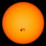 Sonnenflecken sind Regionen besonders starker magnetischer Aktivität. Ihre Zahl schwankt im rund elfjährigen Sonnenzyklus und hilft Astronomen, die Sonnenaktivität zu beobachten und vorherzusagen.
