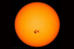 Sonnenflecken sind Regionen besonders starker magnetischer Aktivität. Ihre Zahl schwankt im rund elfjährigen Sonnenzyklus und hilft Astronomen, die Sonnenaktivität zu beobachten und vorherzusagen.