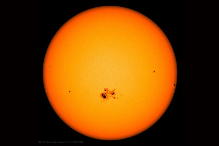 Sonnenflecken sind Regionen besonders starker magnetischer Aktivität. Ihre Zahl schwankt im rund elfjährigen Sonnenzyklus und hilft Astronomen, die Sonnenaktivität zu beobachten und vorherzusagen.