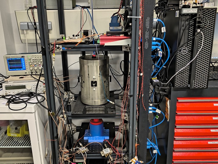 Am Helmholtz-Institut Mainz kommt ein spezieller Messaufbau zum Einsatz, der den Elektrolyten in Batterien zerstörungsfrei untersucht und so Einblicke ins Innere ermöglicht. © A. Fabricant