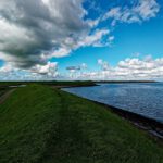 Blick über das Wattenmeer bei Texel: Neue Analysen zeigen, dass der Meeresspiegel an vielen Küsten höher liegt als lange angenommen – ein entscheidender Faktor für Küstenschutz und Risikobewertungen.