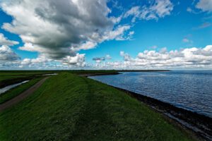 Blick über das Wattenmeer bei Texel: Neue Analysen zeigen, dass der Meeresspiegel an vielen Küsten höher liegt als lange angenommen – ein entscheidender Faktor für Küstenschutz und Risikobewertungen.