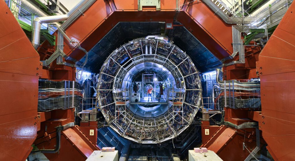Der ALICE-Detektor am CERN zeichnet die Spuren von Teilchenkollisionen auf – und hilft Physikern, Materie aus der Zeit kurz nach dem Urknall zu untersuchen. © Julien Ordan/CERN