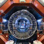 Der ALICE-Detektor am CERN zeichnet die Spuren von Teilchenkollisionen auf – und hilft Physikern, Materie aus der Zeit kurz nach dem Urknall zu untersuchen. © Julien Ordan/CERN