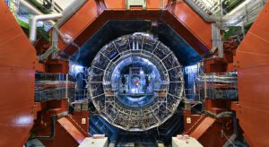 Der ALICE-Detektor am CERN zeichnet die Spuren von Teilchenkollisionen auf – und hilft Physikern, Materie aus der Zeit kurz nach dem Urknall zu untersuchen. © Julien Ordan/CERN