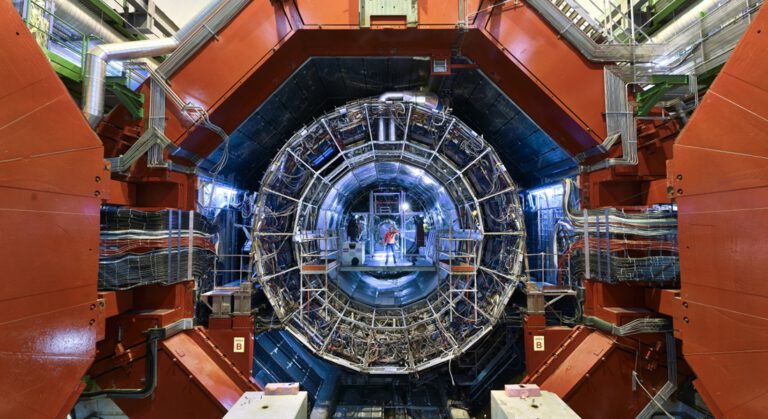 Der ALICE-Detektor am CERN zeichnet die Spuren von Teilchenkollisionen auf – und hilft Physikern, Materie aus der Zeit kurz nach dem Urknall zu untersuchen. © Julien Ordan/CERN