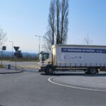 Die BASE-STEP-Falle mit 92 Antiprotonen auf dem Weg über das CERN-Gelände in Genf. Die Testfahrt soll den Transport in ruhigere Präzisionslabore vorbereiten. © CERN