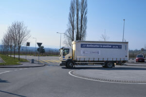 Die BASE-STEP-Falle mit 92 Antiprotonen auf dem Weg über das CERN-Gelände in Genf. Die Testfahrt soll den Transport in ruhigere Präzisionslabore vorbereiten. © CERN