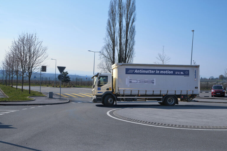 Die BASE-STEP-Falle mit 92 Antiprotonen auf dem Weg über das CERN-Gelände in Genf. Die Testfahrt soll den Transport in ruhigere Präzisionslabore vorbereiten. © CERN