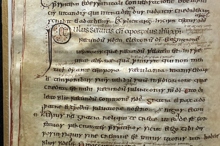 Eine Abschrift der Paulusbriefe aus dem 8. Jahrhundert: In solchen mittelalterlichen Pergamenten fanden Forscher DNA des Schafpockenvirus. © Cambridge, Trinity College, MS B.10.5, fol. 62v, the Epistles of St Paul, Ireland/Northumbria, 700–800 CE. Mit Genehmigung des Masters und der Fellows des Trinity College Cambridge reproduziert.