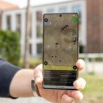 Ein Smartphone zeigt die Position auf einer digitalen Karte. Forscher der TU Braunschweig haben eine Navigationstechnik mitentwickelt, die bei gestörtem Satellitenempfang bis zu 50-mal präziser orten kann als herkömmliche GPS-Verfahren.