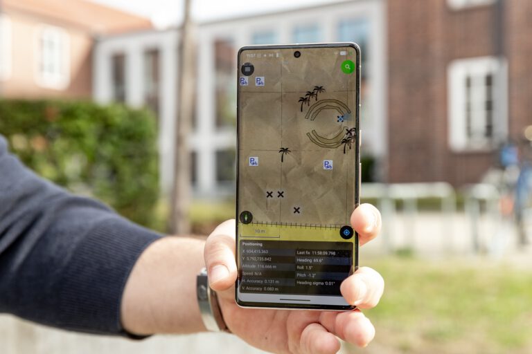 Ein Smartphone zeigt die Position auf einer digitalen Karte. Forscher der TU Braunschweig haben eine Navigationstechnik mitentwickelt, die bei gestörtem Satellitenempfang bis zu 50-mal präziser orten kann als herkömmliche GPS-Verfahren.