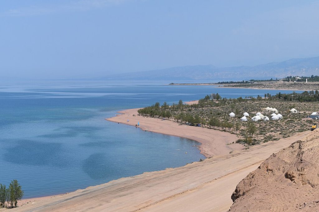 Der Issyk-Kul-See im Tian-Shan-Gebirge war über Jahrhunderte Teil wichtiger Handelswege zwischen Ost- und Zentralasien.