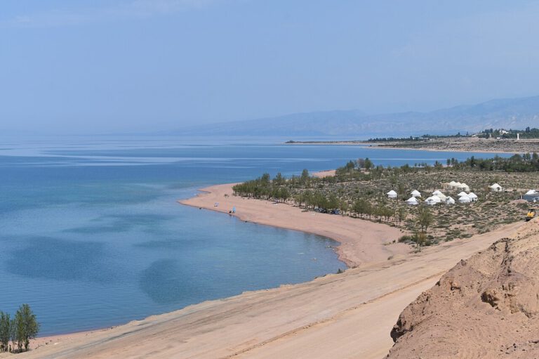Der Issyk-Kul-See im Tian-Shan-Gebirge war über Jahrhunderte Teil wichtiger Handelswege zwischen Ost- und Zentralasien.