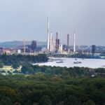 Industrieanlagen verarbeiten Methanol in großen Mengen – ein neuer Katalysator könnte CO₂ dafür effizienter nutzbar machen.