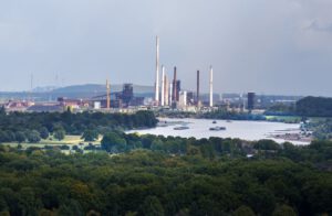 Industrieanlagen verarbeiten Methanol in großen Mengen – ein neuer Katalysator könnte CO₂ dafür effizienter nutzbar machen.