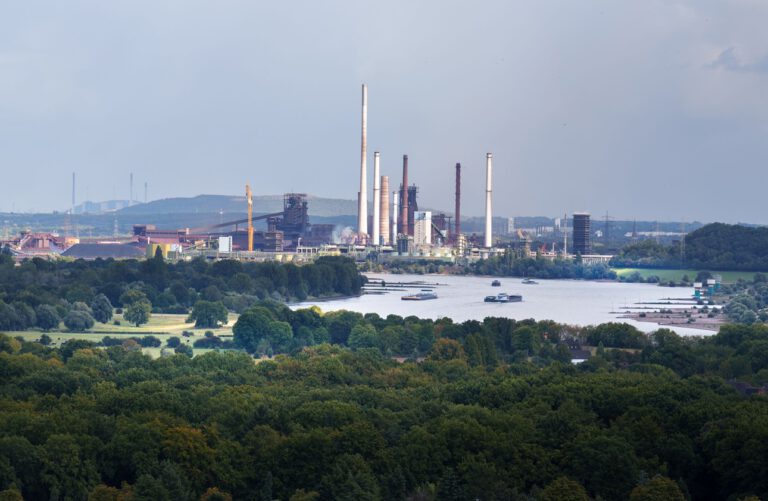 Industrieanlagen verarbeiten Methanol in großen Mengen – ein neuer Katalysator könnte CO₂ dafür effizienter nutzbar machen.