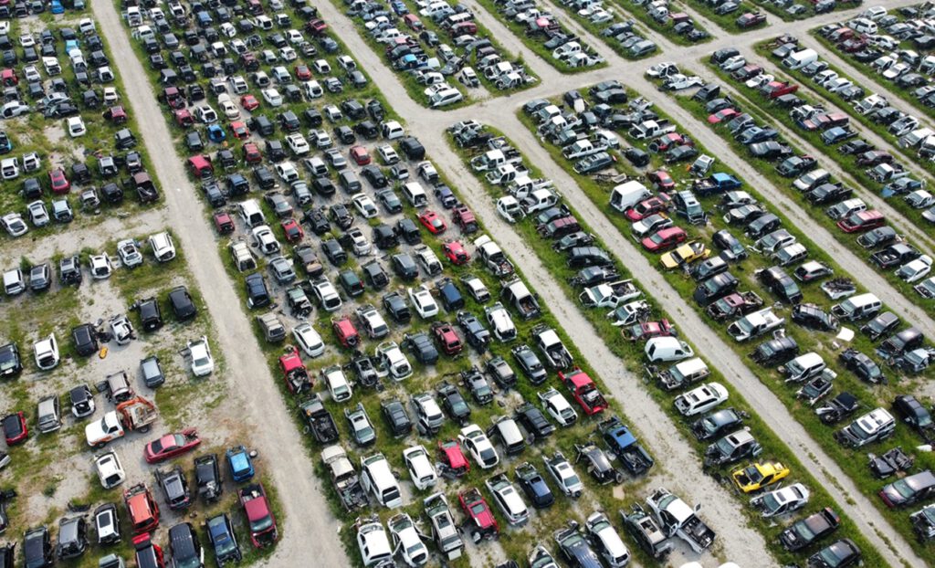 Luftansicht eines Schrottplatzes