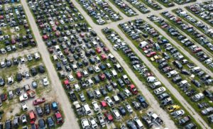 Luftansicht eines Schrottplatzes