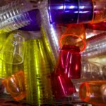 Nicht die Zutaten, sondern ihre Anordnung macht den Unterschied: Forscher schließen Kunststoffmoleküle zu Ringen und verändern so Festigkeit, Zähigkeit und Flexibilität des Materials.