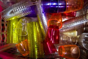 Nicht die Zutaten, sondern ihre Anordnung macht den Unterschied: Forscher schließen Kunststoffmoleküle zu Ringen und verändern so Festigkeit, Zähigkeit und Flexibilität des Materials.