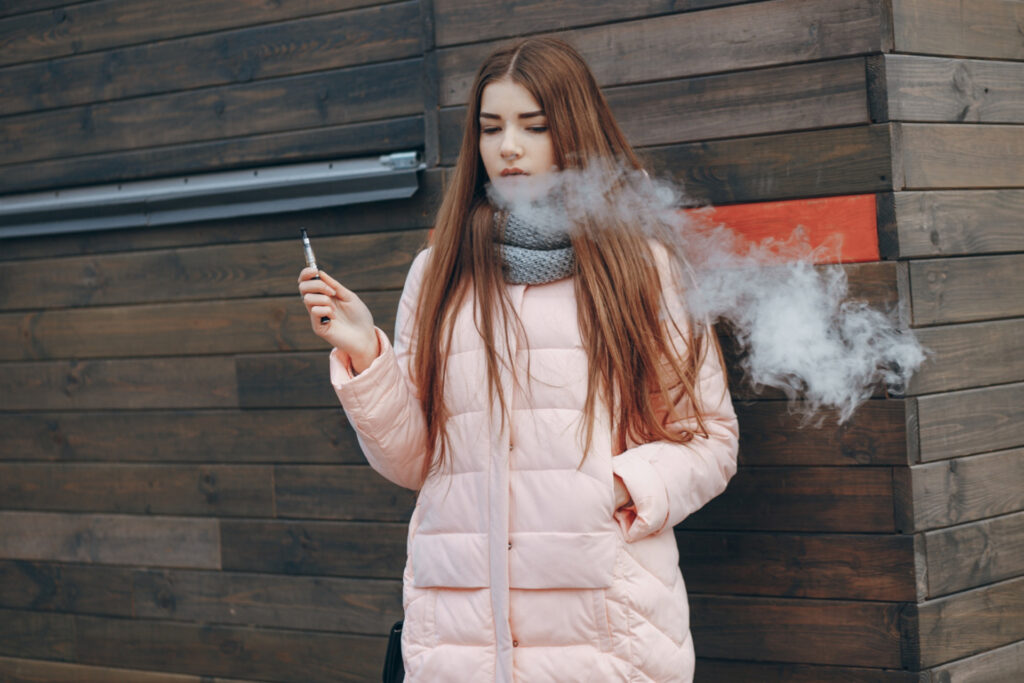 Jugendliche vapt