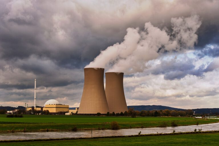 Das Kernkraftwerk Hameln in Niedersachsen lieferte fast 37 Jahre Strom. Ende 2021 wurde der Reaktor abgeschaltet, inzwischen läuft der Rückbau.