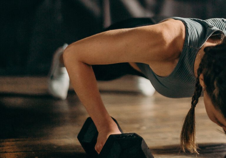Training setzt den Reiz, doch im Tiefschlaf startet die Hormonarbeit: Wachstumshormon unterstützt Muskelaufbau, Knochen und Stoffwechsel.