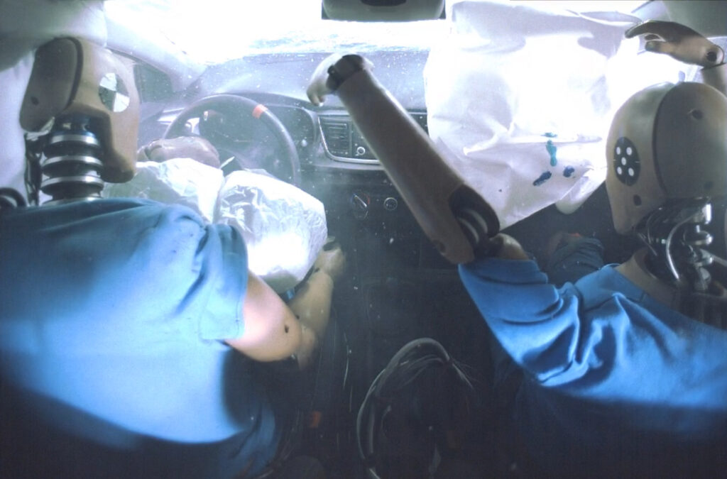 Crashtest mit zwei Dummies
