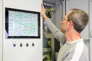 Die Fraunhofer-Plattform verknüpft Betriebsdaten von Biogasanlagen und ermöglicht KI-gestützte Prognosen. So lässt sich besser planen, wann Biogas gespeichert und Strom erzeugt werden sollte. © Fraunhofer IGB