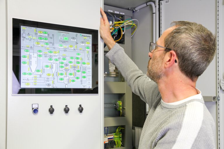 Die Fraunhofer-Plattform verknüpft Betriebsdaten von Biogasanlagen und ermöglicht KI-gestützte Prognosen. So lässt sich besser planen, wann Biogas gespeichert und Strom erzeugt werden sollte. © Fraunhofer IGB