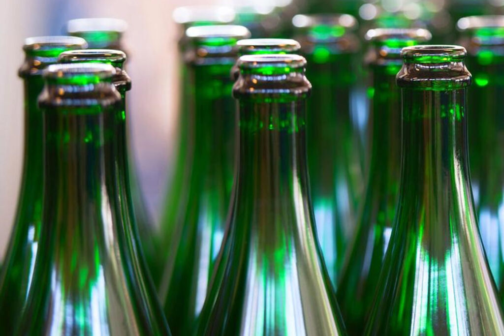 Eine neuartige Beschichtung soll winzige Risse in Glasverpackungen ausgleichen und sie dadurch bruchfester machen. So könnten Flaschen und Gläser künftig mit weniger Material hergestellt werden. © EXXOSQEL