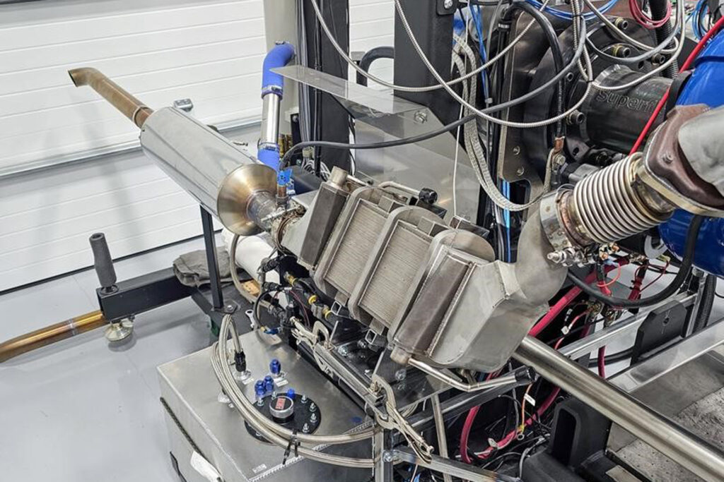 Im Teststand nutzt der Ammoniakmotor von Fraunhofer die Motorabwärme, um Ammoniak in Wasserstoff umzuwandeln. © First Ammonia Motors