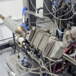 Im Teststand nutzt der Ammoniakmotor von Fraunhofer die Motorabwärme, um Ammoniak in Wasserstoff umzuwandeln. © First Ammonia Motors