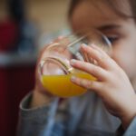 Fruchtsaft wirkt für viele Eltern wie eine gesunde Wahl. Eine Langzeitstudie deutet jedoch darauf hin, dass hoher Saftkonsum in der Kindheit später mit höherem Bluthochdruck-Risiko verbunden sein kann. © Nenad Stojkovic via Wikimedia Commons unter CC BY 2.0
