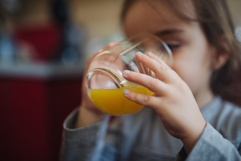 Fruchtsaft wirkt für viele Eltern wie eine gesunde Wahl. Eine Langzeitstudie deutet jedoch darauf hin, dass hoher Saftkonsum in der Kindheit später mit höherem Bluthochdruck-Risiko verbunden sein kann. © Nenad Stojkovic via Wikimedia Commons unter CC BY 2.0
