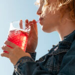 Limonaden enthalten häufig Fructose aus Sirup. Dieser Zucker wirkt im Stoffwechsel anders und begünstigt die Fettbildung offenbar stärker. © Freepik