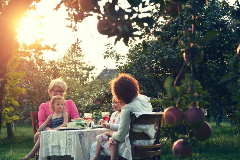 Kleine Portionen, frische Lebensmittel und gemeinsame Mahlzeiten: In vielen Regionen mit besonders vielen Hundertjährigen gehört diese Mischung zum Alltag.