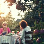 Kleine Portionen, frische Lebensmittel und gemeinsame Mahlzeiten: In vielen Regionen mit besonders vielen Hundertjährigen gehört diese Mischung zum Alltag.