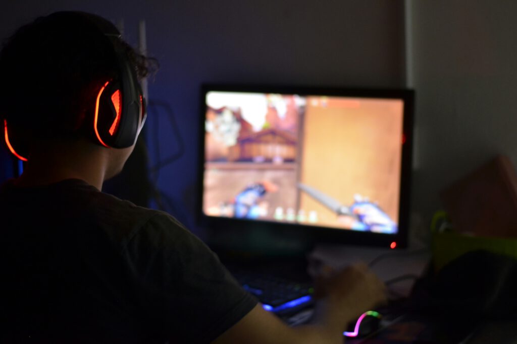 In der höheren Risikogruppe berichteten 77,8 Prozent von finanziellen Folgen durch Gaming – bis hin zu Schulden und offenen Rechnungen. © Unsplash
