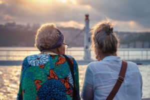 Zwei Frauen auf einem Schiff