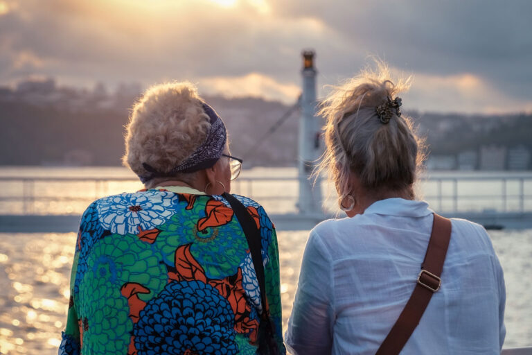 Zwei Frauen auf einem Schiff