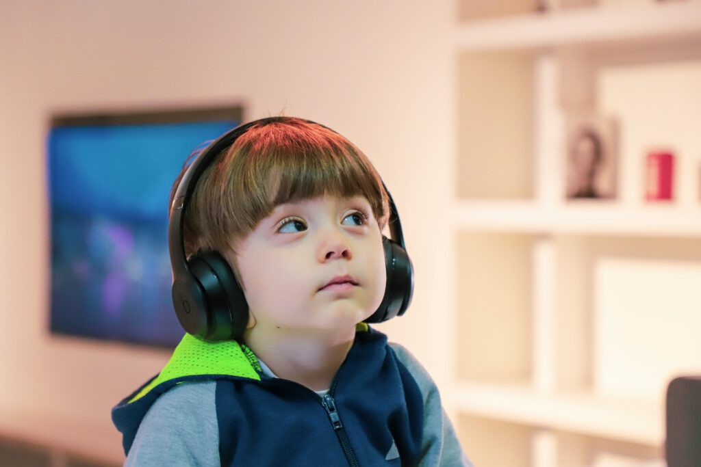 Bei Kindern mit OTOF-bedingter Taubheit kann eine Gentherapie das Hörvermögen deutlich verbessern. Jüngere Teilnehmer profitierten in der Studie besonders stark. © Unsplash