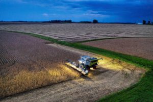 Mähdrescher erntet bei Nacht
