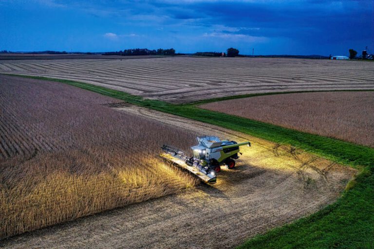 Mähdrescher erntet bei Nacht