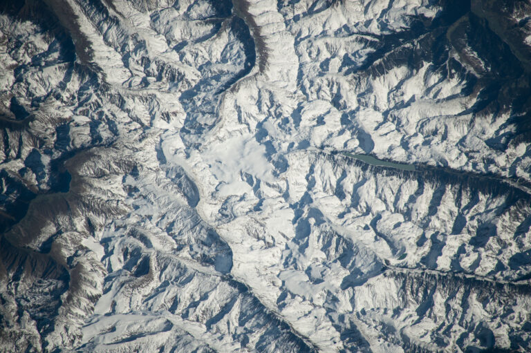 In den Alpen schmelzen Gletscher rasant: Ein 6.000 Jahre altes Klimaarchiv schrumpft und wichtige Umweltdaten gehen verloren.