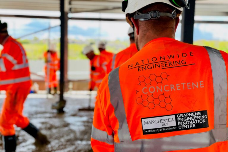 Graphen-Beton kann in bestimmten Anwendungen ohne Stahlbewehrung auskommen. Das könnte Bauwerke leichter machen, Material sparen und den CO₂-Ausstoß beim Bauen senken. © University of Manchester