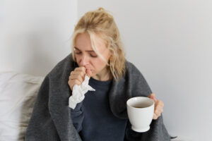 Immunzellen in der Nase können Grippeviren früh bremsen. Neue Daten erklären, warum Nasenimpfstoffe künftig wichtiger werden.