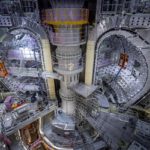 Das neue Modul schwebt in die Tokamak-Grube von ITER: Es ist eines von neun Bauteilen, die später die riesige Schutzkammer für das über 100 Millionen Grad heiße Plasma bilden.